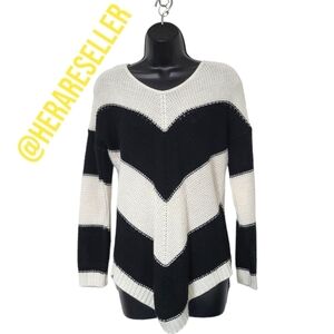 Charlotte Russe Small Black and White V Shaped Tunic Sweater